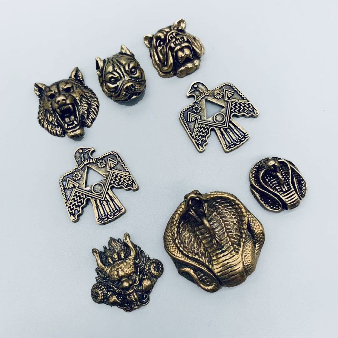 Quality Men'S Accessories - Insignia Metálica 3D con Diseño de