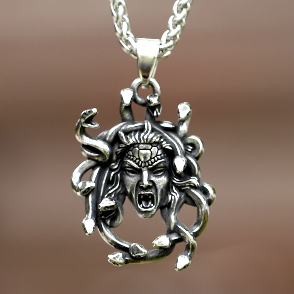 Men Accessories Guide - Collar con colgante de Medusa de