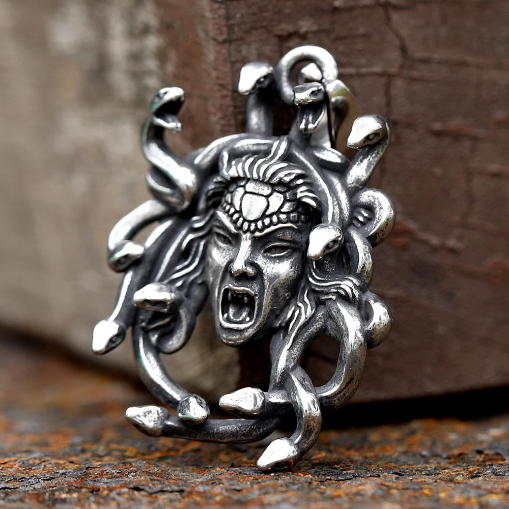Collar con colgante de Medusa  - Men Accessories Guide reseña y precio