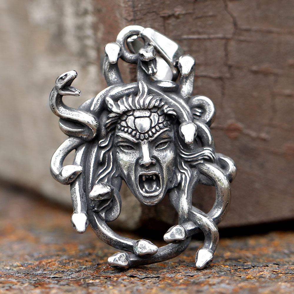 Collar con colgante de Medusa  - Men Accessories Guide reseña y precio